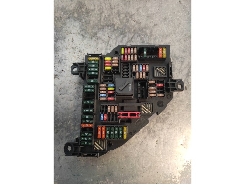 Recambio de caja reles / fusibles para bmw serie 5 lim. (f10) 525d referencia OEM IAM 921085702  