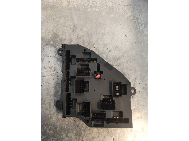 Recambio de caja reles / fusibles para bmw serie 5 lim. (f10) 525d referencia OEM IAM 921085702  