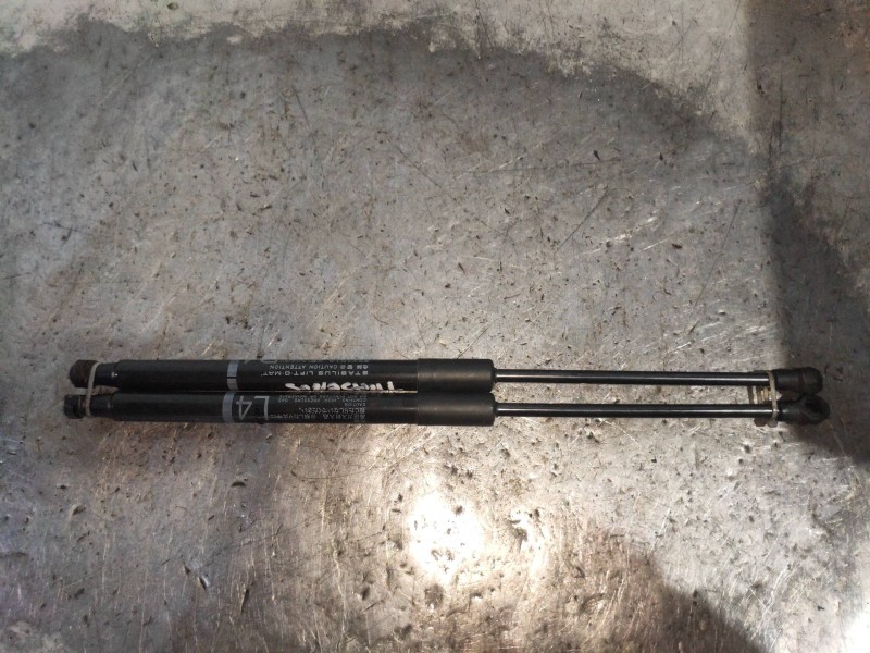 Recambio de amortiguadores maletero / porton para toyota yaris hsd active referencia OEM IAM 689500W661 689600W641 