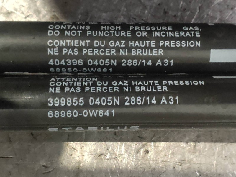 Recambio de amortiguadores maletero / porton para toyota yaris hsd active referencia OEM IAM 689500W661 689600W641 