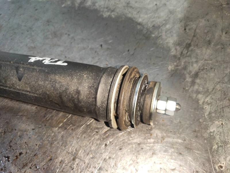 Recambio de amortiguador trasero derecho para toyota yaris hsd active referencia OEM IAM 485300DA40  