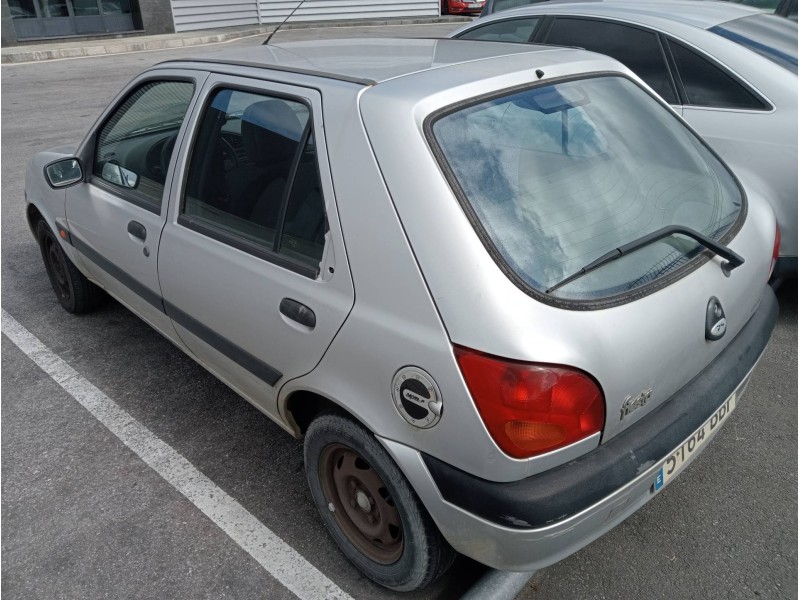 ford fiesta berlina (dx) del año 2000