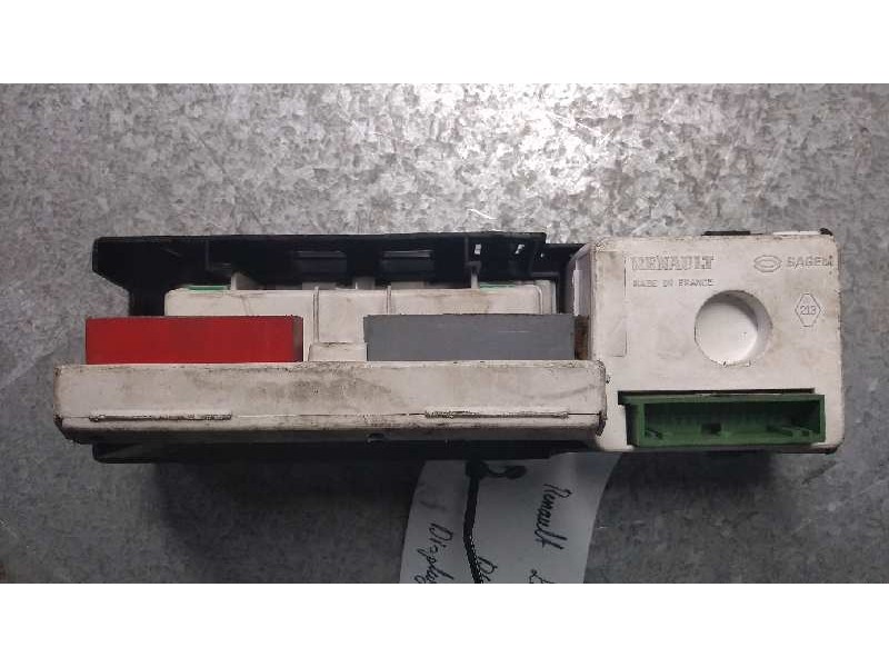 Recambio de pantalla multifuncion para renault laguna ii (bg0) referencia OEM IAM P8200002604A 216541195 AFFA2SSPP Recambio de pantalla multifuncion para renault laguna ii (bg0) referencia OEM IAM P8200002604A 216541195 AFFA2SSPP