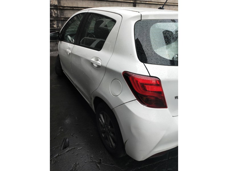 toyota yaris del año 2015