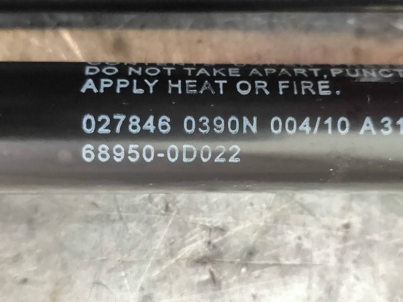 Recambio de amortiguadores maletero / porton para toyota yaris live referencia OEM IAM 689500D022 689600D012 