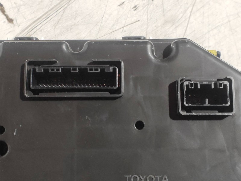 Recambio de cuadro instrumentos para toyota yaris hybrid active referencia OEM IAM MB1575804812 83800F5440 