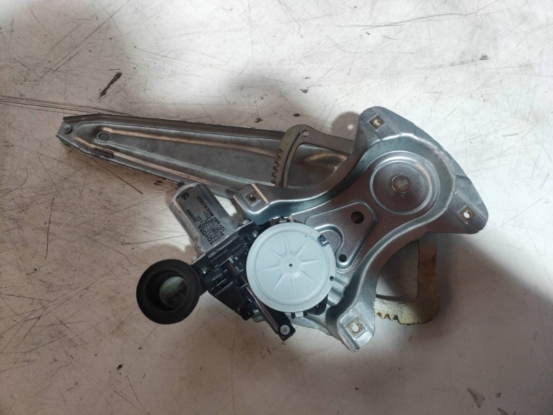 Recambio de elevalunas trasero izquierdo para toyota yaris hybrid active referencia OEM IAM 857100D100 973582101 AV2621002331