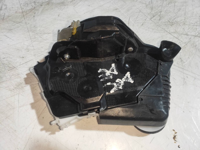 Recambio de motor cierre centralizado delantero derecho para toyota yaris hybrid active referencia OEM IAM   