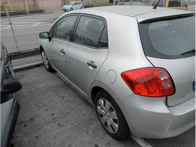toyota auris del año 2010