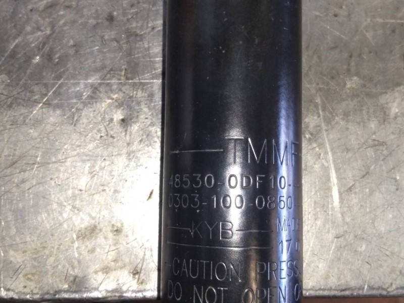 Recambio de amortiguador trasero izquierdo para toyota yaris hybrid active referencia OEM IAM 485300DF10 03031000850 