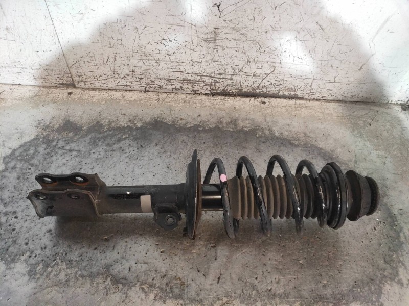 Recambio de amortiguador delantero derecho para toyota yaris hybrid active referencia OEM IAM 485100DE60  