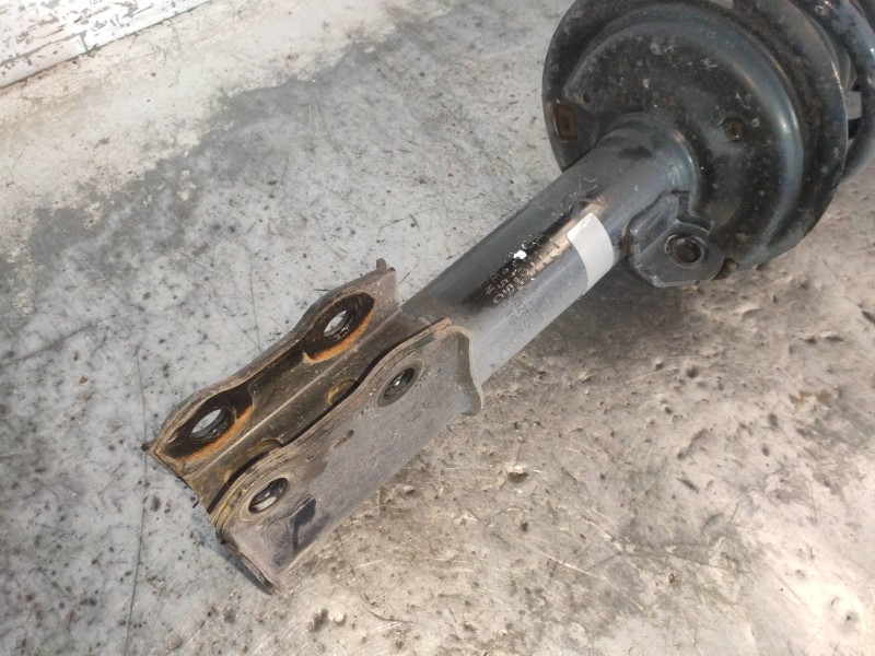 Recambio de amortiguador delantero derecho para toyota yaris hybrid active referencia OEM IAM 485100DE60  