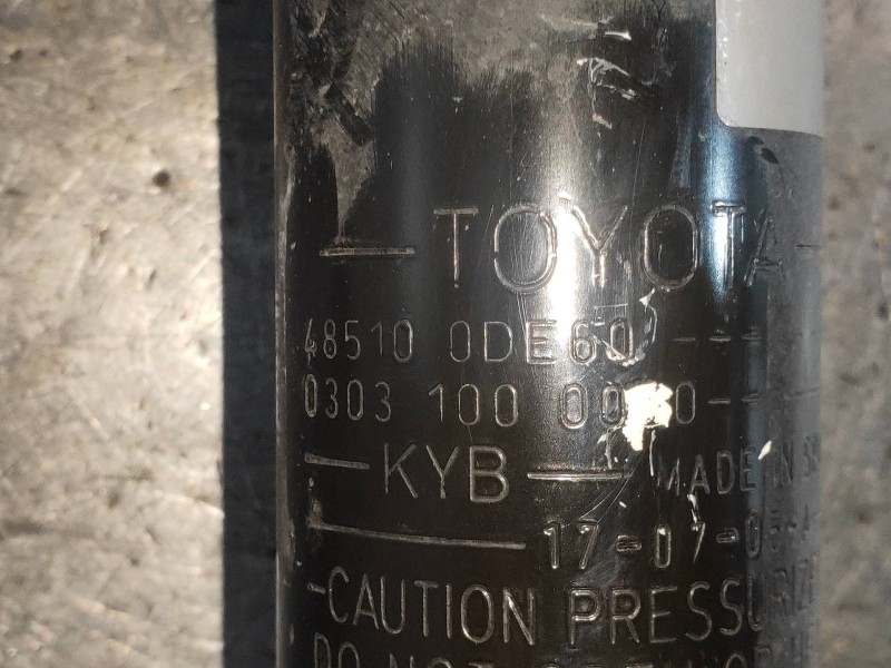 Recambio de amortiguador delantero derecho para toyota yaris hybrid active referencia OEM IAM 485100DE60  