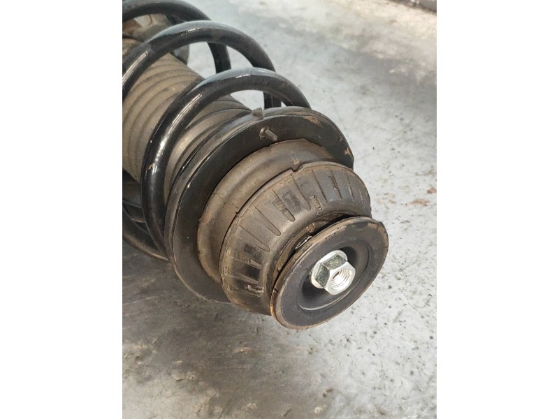 Recambio de amortiguador delantero derecho para toyota yaris hybrid active referencia OEM IAM 485100DE60  