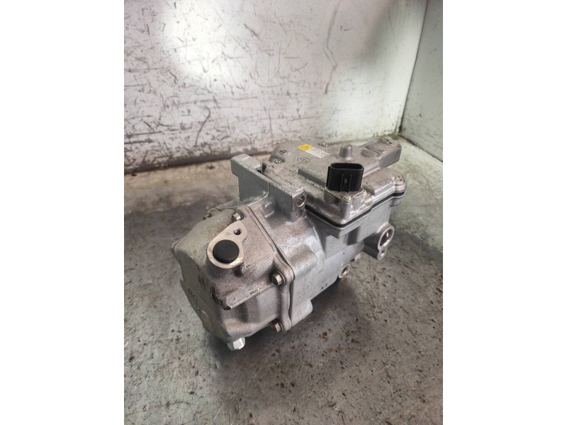Recambio de compresor aire acondicionado para toyota yaris hybrid active referencia OEM IAM 0422001350  