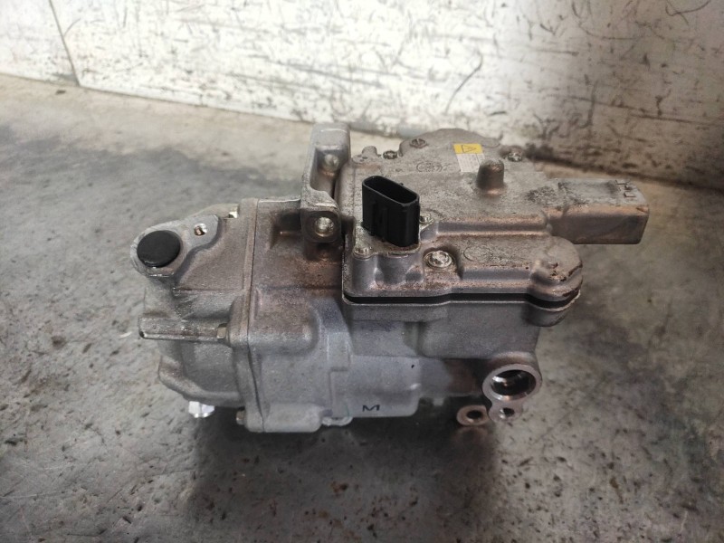 Recambio de compresor aire acondicionado para toyota yaris hybrid active referencia OEM IAM 0422001350  