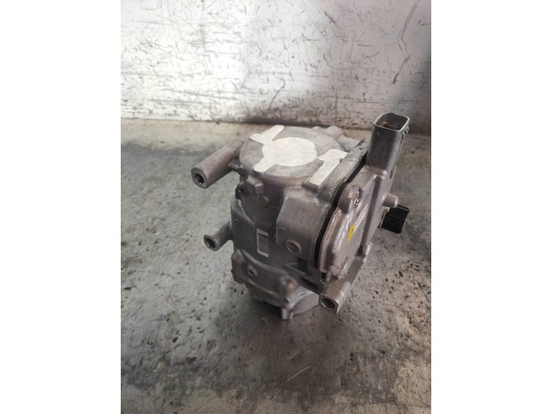 Recambio de compresor aire acondicionado para toyota yaris hybrid active referencia OEM IAM 0422001350  