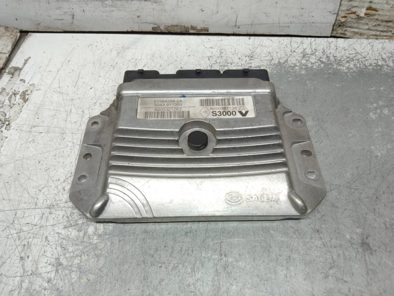 Recambio de centralita motor uce para renault megane ii berlina 5p confort authentique referencia OEM IAM 215842882A 8200321263 
