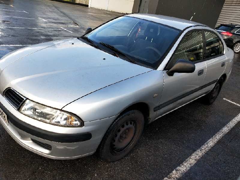 mitsubishi carisma berlina 5 (da0) del año 2001