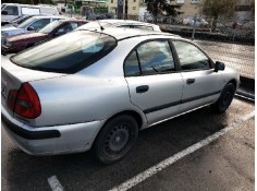 mitsubishi carisma berlina 5 (da0) del año 2001 2