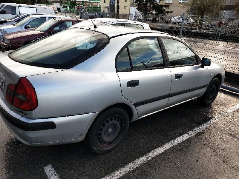mitsubishi carisma berlina 5 (da0) del año 2001
