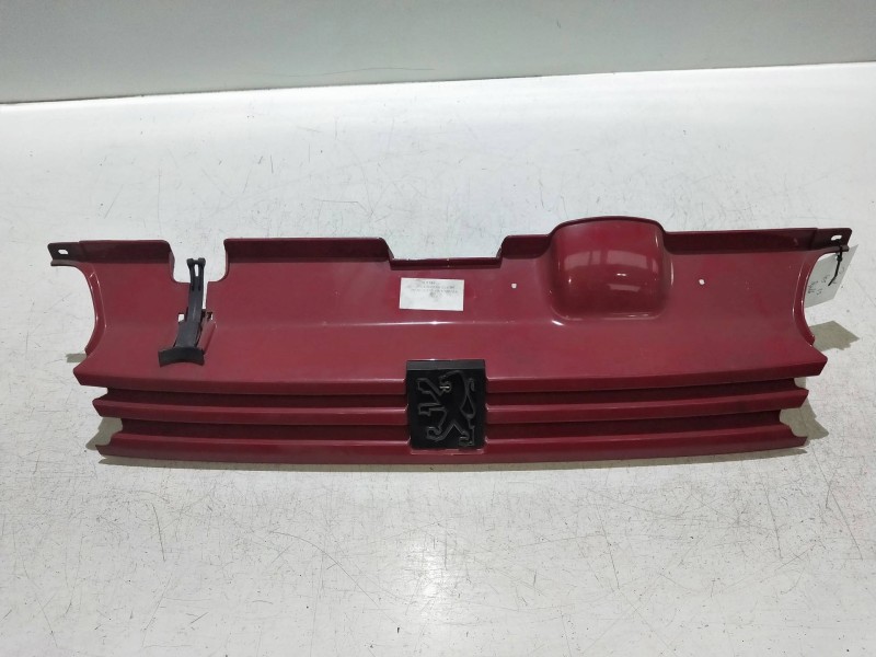 Recambio de rejilla delantera para peugeot 405 berlina 1.9 cat referencia OEM IAM   