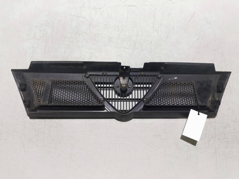 Recambio de rejilla delantera para alfa romeo 33 berlina referencia OEM IAM    Recambio de rejilla delantera para alfa romeo 33 berlina referencia OEM IAM