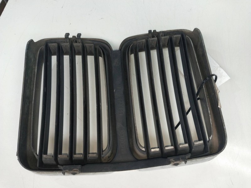Recambio de rejilla delantera para bmw serie 5 (e28) 2.4 turbodiesel referencia OEM IAM    Recambio de rejilla delantera para bmw serie 5 (e28) 2.4 turbodiesel referencia OEM IAM