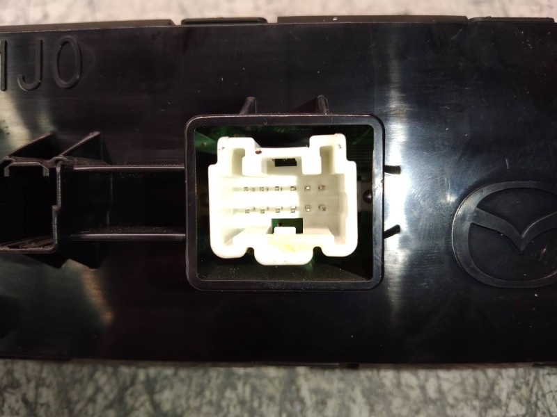 Recambio de pantalla multifuncion para mazda 6 kombi (gh) 2.0 crtd 140cv active sw referencia OEM IAM GAA9611J0  