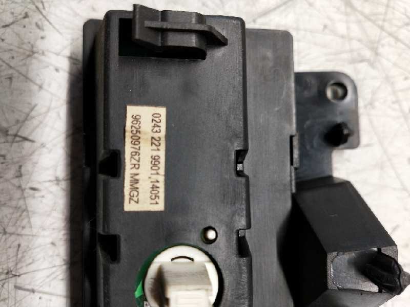 Recambio de pantalla multifuncion para peugeot 206 berlina xr referencia OEM IAM 96250976ZR  