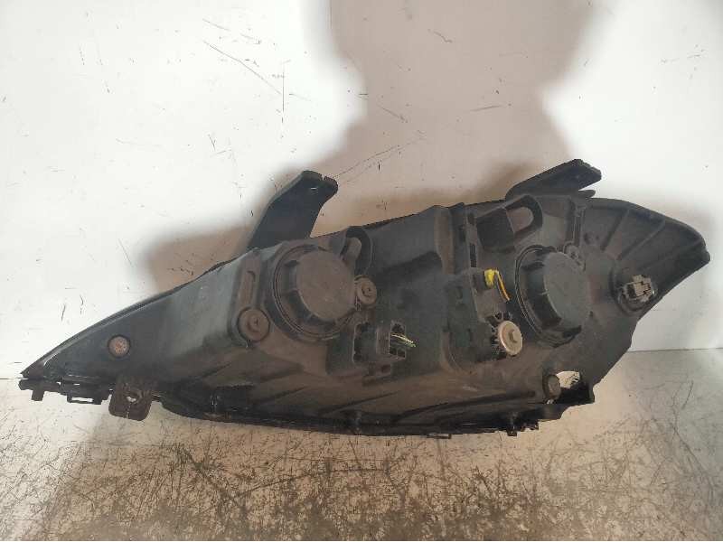 Recambio de faro derecho para ssangyong kyron 200 xdi limited referencia OEM IAM   