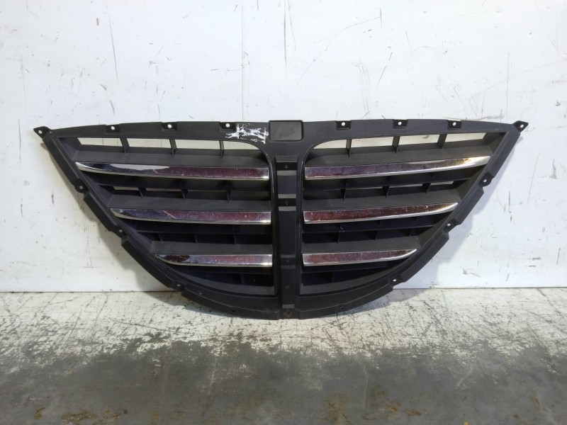 Recambio de rejilla delantera para ssangyong rodius xdi referencia OEM IAM 7945121010  
