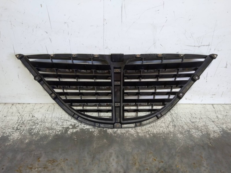 Recambio de rejilla delantera para ssangyong rodius xdi referencia OEM IAM 7945121010  