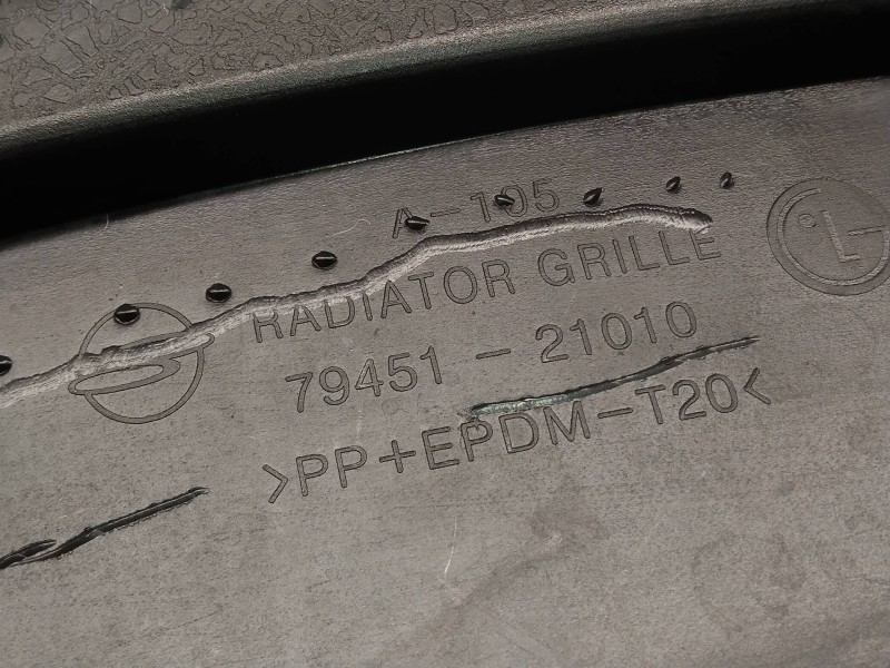 Recambio de rejilla delantera para ssangyong rodius xdi referencia OEM IAM 7945121010  