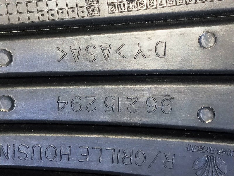 Recambio de rejilla delantera para daewoo lanos 1.5 cat referencia OEM IAM 96215294  