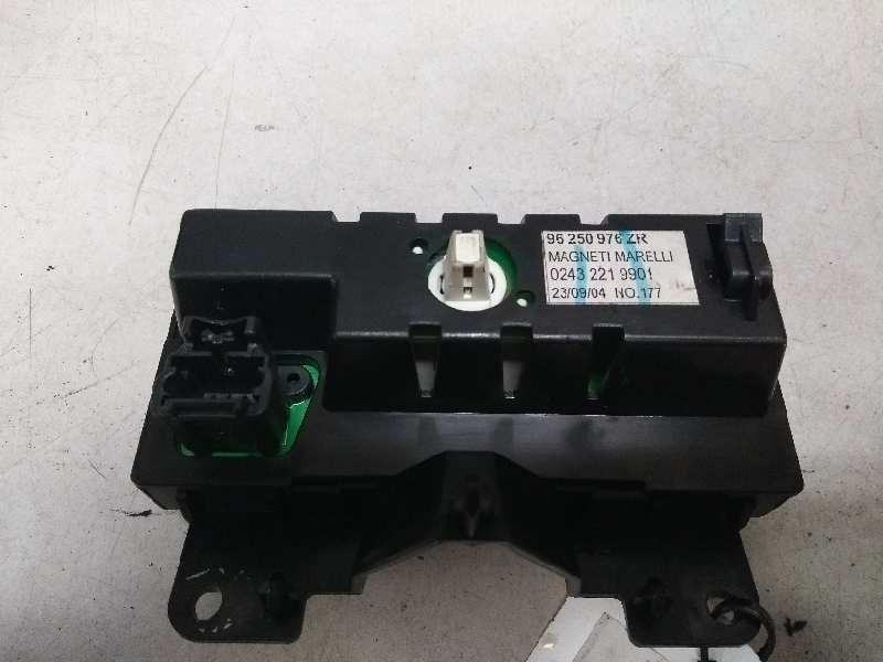 Recambio de pantalla multifuncion para peugeot 206 berlina e-music referencia OEM IAM 96250976ZR 02432219901 