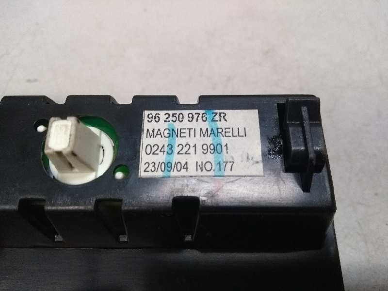 Recambio de pantalla multifuncion para peugeot 206 berlina e-music referencia OEM IAM 96250976ZR 02432219901 