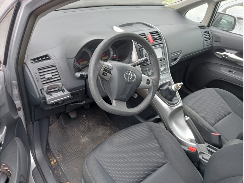 toyota auris del año 2012