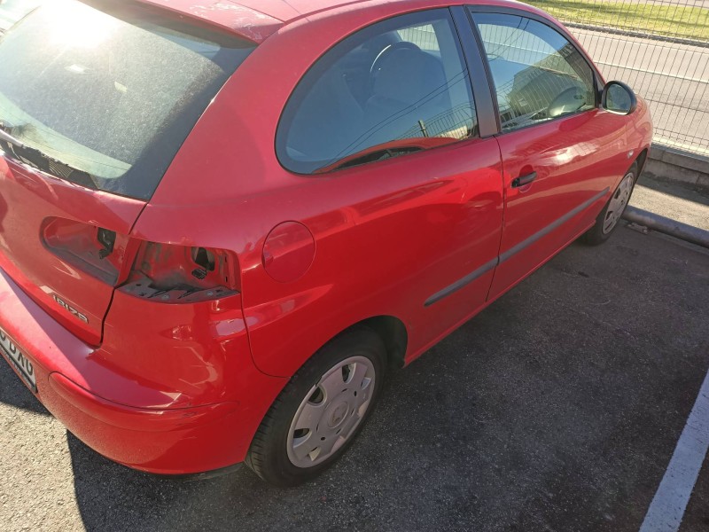 seat ibiza (6l1) del año 2002