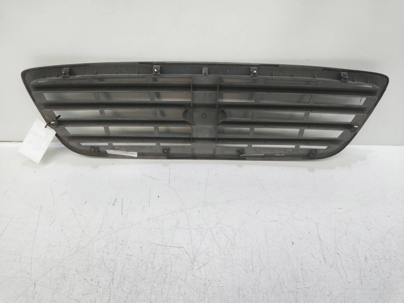 Recambio de rejilla delantera para kia carnival ii 2.9 crdi lx referencia OEM IAM   
