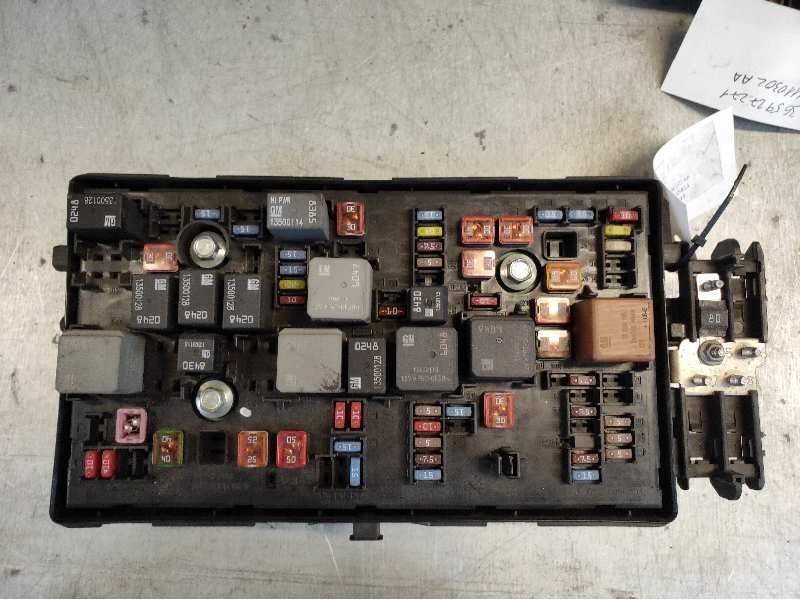 Recambio de caja reles / fusibles para opel insignia berlina 2.0 cdti cat referencia OEM IAM 13275881  