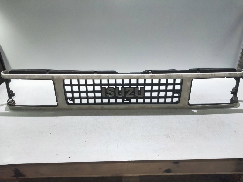 Recambio de rejilla delantera para isuzu trooper referencia OEM IAM   