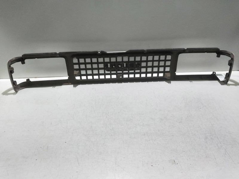 Recambio de rejilla delantera para isuzu trooper referencia OEM IAM   