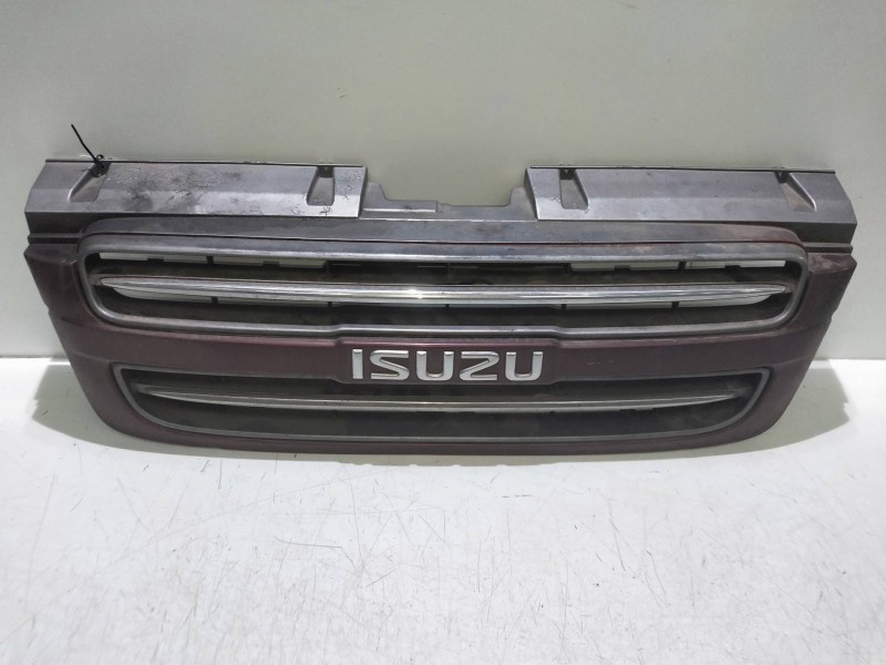 Recambio de rejilla delantera para isuzu trooper referencia OEM IAM   