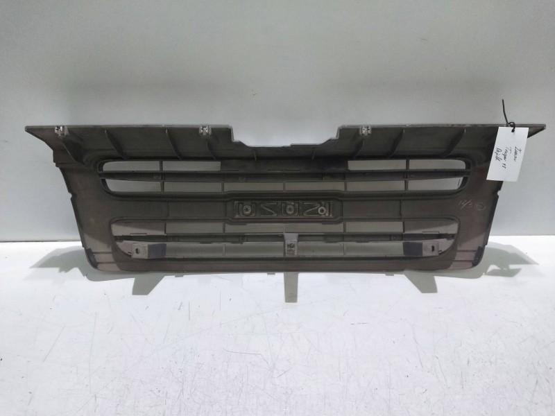 Recambio de rejilla delantera para isuzu trooper referencia OEM IAM   