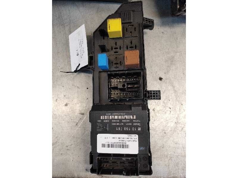 Recambio de caja reles / fusibles para opel vectra c berlina 1.9 cdti referencia OEM IAM 359171 13168781 
