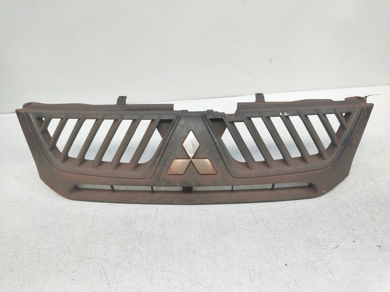Recambio de rejilla delantera para mitsubishi l 200 (k6/7) 2.5 tdi referencia OEM IAM   