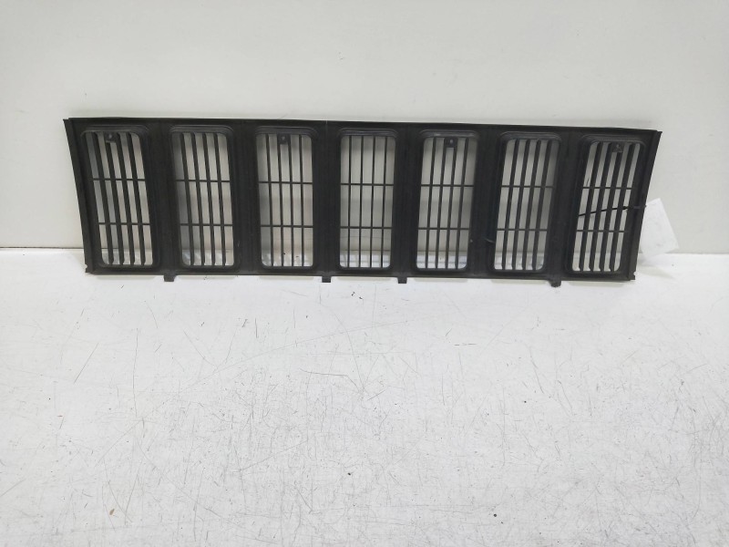 Recambio de rejilla delantera para chrysler jeep cherokee (xj) 2.5 turbodiesel referencia OEM IAM   
