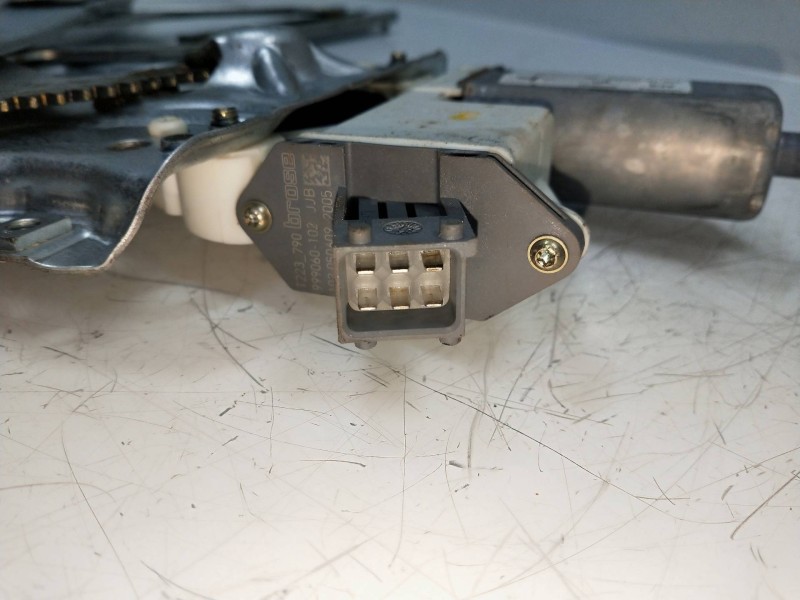 Recambio de elevalunas delantero derecho para toyota avensis berlina (t25) referencia OEM IAM 6981005050  