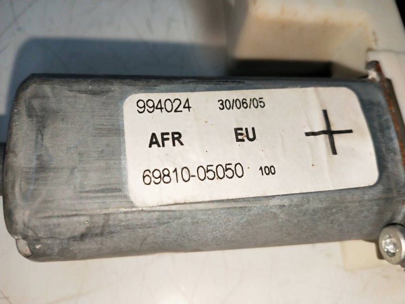 Recambio de elevalunas delantero derecho para toyota avensis berlina (t25) referencia OEM IAM 6981005050  